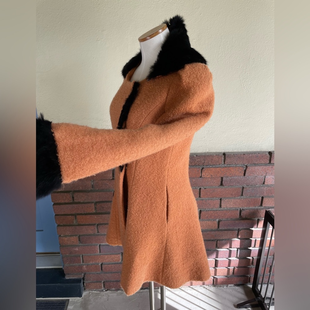 Vintage | Elegant Dress Coat with Black Fur Accents - Picture 3 of 15